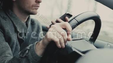 开车时用手机发短信，男士语音控制，安全使用手机